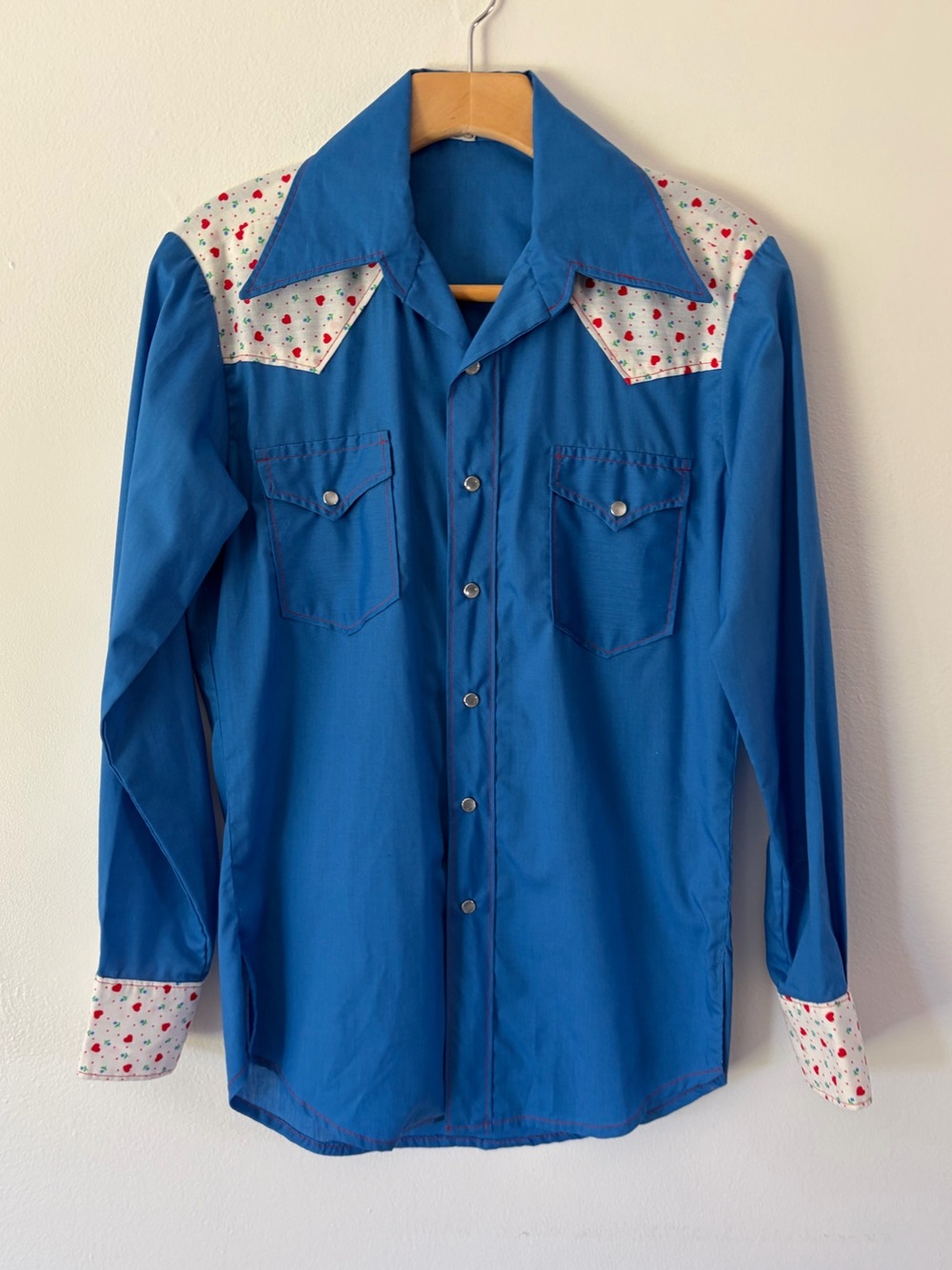 Vintage Blue Ditsy Floral Heart Pattern Pearl Snap Button-Up Western Shirt